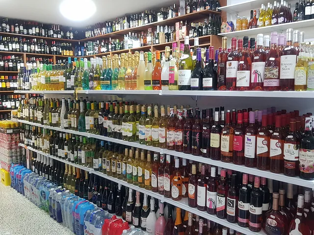 Estantería repleta de diferentes vinos